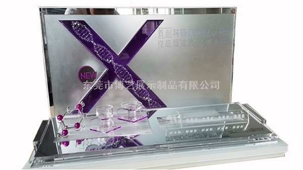 我們?cè)诙ㄖ苼喛肆φ故炯軙r(shí)，應(yīng)該選擇UV印刷還是絲印呢？